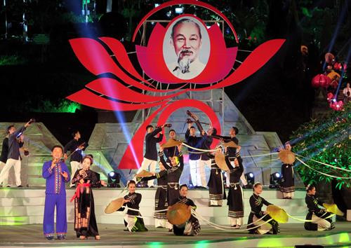 Biểu diễn nghệ thuật tại điểm cầu Thái Nguyên. Ảnh: Thu Hằng - TTXVN Biểu diễn nghệ thuật tại điểm cầu Thái Nguyên. Ảnh: Thu Hằng - TTXVN