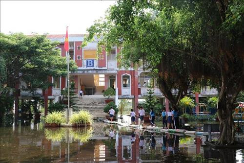 Sân trường Tiểu học Vĩnh Đại (Tân Hưng) ngập trong nước lũ, phụ huynh và giáo viên phải dùng bao cát đắp đường cho các em học sinh đi lại. Ảnh: Bùi Giang - TTXVN Sân trường Tiểu học Vĩnh Đại (Tân Hưng) ngập trong nước lũ, phụ huynh và giáo viên phải dùng bao cát đắp đường cho các em học sinh đi lại. Ảnh: Bùi Giang - TTXVN