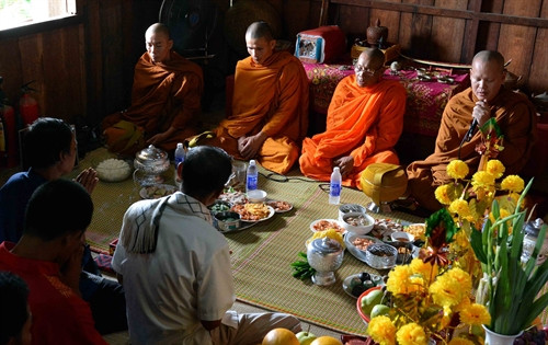 Nghi lễ đặt bát gạo hay còn gọi là “Lễ cơm vắt” của dân tộc Khmer