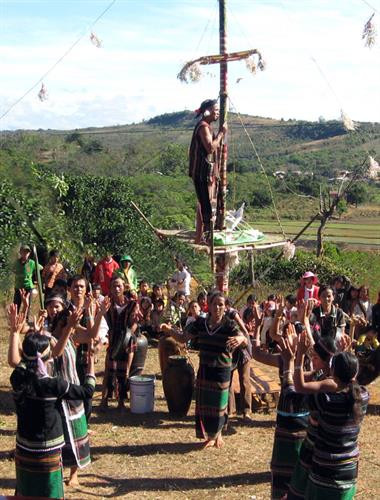 Thầy cúng đứng trên sạp tre tiến hành các nghi lễ cúng thần linh trong lễ hiến tế. Thầy cúng đứng trên sạp tre tiến hành các nghi lễ cúng thần linh trong lễ hiến tế.