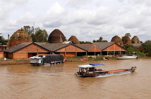 Lò gốm đỏ ven sông Cổ Chiêng.