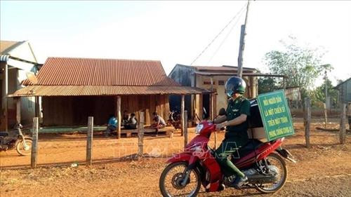 Chiến sỹ biên phòng chở theo thùng loa tuyên truyền phòng chống dịch Covid 19 đã quen thuộc với người dân vùng biên giới. Ảnh: Hồng Điệp - TTXVN Chiến sỹ biên phòng chở theo thùng loa tuyên truyền phòng chống dịch Covid 19 đã quen thuộc với người dân vùng biên giới. Ảnh: Hồng Điệp - TTXVN