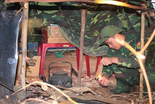 Những sinh hoạt hàng ngày đều diễn ra trong lán ở chốt chặn. Ảnh: Chu Hiệu - TTXVN.