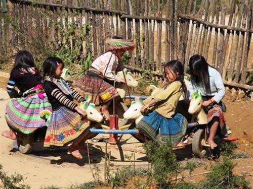 Trẻ em ở Bản Mù đã có khuôn viên vui chơi. Trẻ em ở Bản Mù đã có khuôn viên vui chơi.