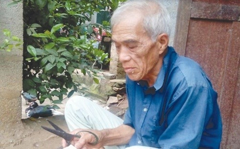 Cụ Nông Lý Huỳnh (72 tuổi) thường xuyên cắt những tờ tiền giấy bản để cúng thờ “thần bếp lửa” dịp lễ, Tết