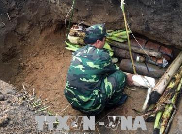 Lực lượng vũ trang huyện Đắk Mil di chuyển, hủy nổ quả bom MK82. Ảnh: TTXVN/phát