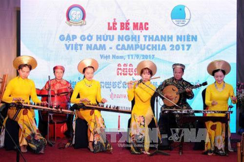 Trình diễn nhạc cụ dân tộc Việt Nam. Ảnh: An Hiếu - TTXVN Trình diễn nhạc cụ dân tộc Việt Nam. Ảnh: An Hiếu - TTXVN