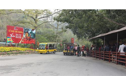 Khu chờ xe điện đưa du khách đi vãn cảnh, hành hương. Ảnh: Nguyễn Thảo - TTXVN