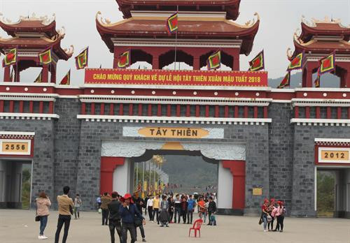 Du khách hành hương về khu danh thắng Tây Thiên những ngày đầu xuân. Ảnh: Nguyễn Thảo - TTXVN