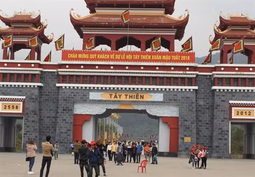 Du khách hành hương về khu danh thắng Tây Thiên những ngày đầu xuân. Ảnh: Nguyễn Thảo - TTXVN
