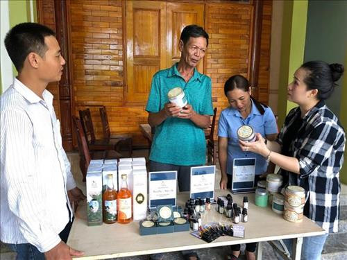 Từ trái cam, người dân xã Yên Khê, huyện Con Cuông đã sản xuất các sản phẩm như tinh dầu cam, rượu men cam, mứt cam, xà bông cam…góp phần đa dạng hoá sản phẩm du lịch của địa phương. Ảnh: Bích Huệ - TTXVN