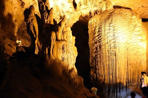 Động Ngườm Ngao có những nhũ đá được gìn giữ khá nguyên vẹn.