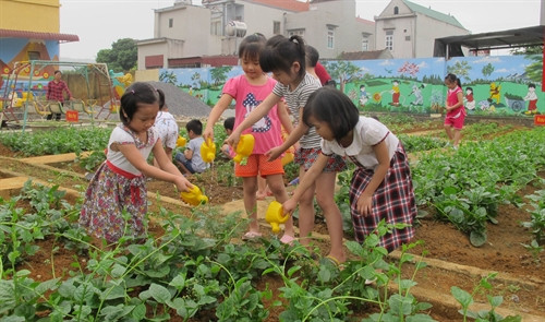 Học sinh trường mầm non Đông Sơn, xã Đông Sơn, thành phố Tam Điệp tưới cây tại "Vườn rau sạch cho con". Ảnh: Hải Yến - TTXVN Học sinh trường mầm non Đông Sơn, xã Đông Sơn, thành phố Tam Điệp tưới cây tại "Vườn rau sạch cho con". Ảnh: Hải Yến - TTXVN