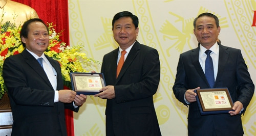 Đồng chí Đinh La Thăng (giữa), Ủy viên Bộ Chính trị, Bí thư Thành ủy TP. Hồ Chí Minh, nguyên Bộ trưởng Bộ GTVT và đồng chí Trương Quang Nghĩa (bên phải), Ủy viên TƯ Đảng, tân Bộ trưởng Bộ GTVT cùng đón nhận bộ tem mẫu mới về chủ quyền, hải đảo do Bộ trưởng TT và TT Trương Minh Tuấn trao tặng. Đồng chí Đinh La Thăng (giữa), Ủy viên Bộ Chính trị, Bí thư Thành ủy TP. Hồ Chí Minh, nguyên Bộ trưởng Bộ GTVT và đồng chí Trương Quang Nghĩa (bên phải), Ủy viên TƯ Đảng, tân Bộ trưởng Bộ GTVT cùng đón nhận bộ tem mẫu mới về chủ quyền, hải đảo do Bộ trưởng TT và TT Trương Minh Tuấn trao tặng.