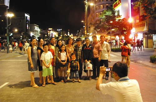 Lưu lại bức hình kỷ niệm trên phố đi bộ Nguyễn Huệ