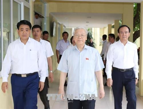 Tổng Bí thư Nguyễn Phú Trọng đến dự buổi tiếp xúc cử tri quận Cầu Giấy. Ảnh: Trí Dũng –TTXVN