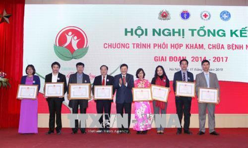 Thứ trưởng Bộ Y tế Nguyễn Viết Tiến trao Bằng khen của Bộ trưởng Bộ Y tế cho các cá nhân có thành tích trong chương trình Khám, chữa bệnh nhân đạo và chăm sóc sức khỏe cộng đồng . Ảnh: Quý Trung – TTXVN Thứ trưởng Bộ Y tế Nguyễn Viết Tiến trao Bằng khen của Bộ trưởng Bộ Y tế cho các cá nhân có thành tích trong chương trình Khám, chữa bệnh nhân đạo và chăm sóc sức khỏe cộng đồng . Ảnh: Quý Trung – TTXVN