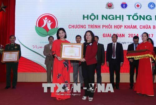 Chủ tịch Trung ương Hội Chữ thập đỏ Việt Nam Nguyễn Thị Xuân Thu trao Bằng khen của Thủ tướng Chính phủ cho các tập thể cá nhân đã có thành tích xuất sắc. Ảnh: Quý Trung – TTXVN Chủ tịch Trung ương Hội Chữ thập đỏ Việt Nam Nguyễn Thị Xuân Thu trao Bằng khen của Thủ tướng Chính phủ cho các tập thể cá nhân đã có thành tích xuất sắc. Ảnh: Quý Trung – TTXVN