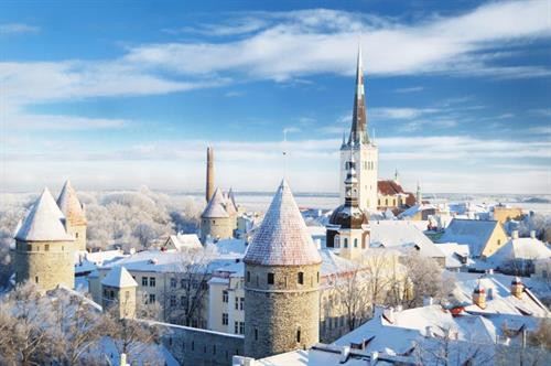 Tallinn, Estonia: Tallinn hấp dẫn du khách bằng những con phố lát đá cuội uốn lượn cùng nhiều công trình cổ. Đặc biệt, trong mùa đông, khi tuyết rơi, khách du lịch đến thành phố có cảm giác như bước vào thế giới cổ tích. Tại đây, du khách có thể ghé thăm hơn 20 tòa tháp cổ tích và Song Festival Grounds. Bên cạnh đó, từ giữa tháng 11 đến đầu tháng 1, du khách có thể khám phá khu chợ Giáng sinh tại quảng trường Town Hall Square. Ảnh: Dimbar76/Shutterstock. Copenhagen, Đan Mạch: Những tòa nhà đầy màu sắc cùng hệ thống kênh rạch và đường phố rải sỏi góp phần tạo nên một kỳ nghỉ mùa đông lý tưởng tại Copenhagen. Nơi đây có Tivoli, một trong những công viên giải trí lâu đời nhất thế giới với nhiều trải nghiệm thú vị. Bên cạnh đó, thành phố còn có hấp dẫn du khách với nhiều quán cà phê nổi tiếng như Hviids Vinstue 300 năm tuổi hay những ly rượu vang glögg huyền thoại. Ảnh: MikhailMarkovskiy/Shutterstock. Saariselkä, Lapland, Phần Lan: Lapland vốn được coi là quê hương của ông già Noel và luôn là điểm đến hấp dẫn trong mùa đông. Tại Saariselkä, ngôi làng nhỏ nằm ở trung tâm của Lapland, du khách được trải nghiệm những chuyến xe trượt tuyết chó kéo chạy qua những mặt hồ đóng băng hay ghé thăm những khu vực hoang dã và ngắm nhìn các loài động vật. Ngoài ra, trong một số hành trình đặc biệt, khách du lịch còn có cơ hội được trải nghiệm hoạt động câu cá trên băng. Ảnh: BlueOrangeStudio/Shutterstock. Bruges, Bỉ: Thành phố Bruges nổi tiếng với hệ thống kênh đào đẹp như tranh vẽ, đường phố lát đá cùng hơn 40 cửa hàng chocolate. Không chỉ vậy, đến Bruges du khách còn có thể ghé thăm tháp chuông cổ nằm ở trung tâm thành phố và leo lên 366 bậc thang của tháp để ngắm nhìn đường chân trời mờ sương cùng những tòa nhà màu phấn trắng. Bên cạnh đó, thành phố còn là nơi tổ chức Liên hoan điêu khắc đá với cung điện bằng đá rộng lớn cùng với những tác phẩm ngoạn mục là hình nhân vật Disney được yêu thích. Ảnh: Groupon. Amsterdam, Hà Lan: Vào tháng 12, những dòng kênh của Amsterdam trở thành một phòng trưng bày nghệ thuật lấp lánh với Lễ hội ánh sáng được diễn ra hàng năm. Vào thời gian này, du khách có thể ngồi trên thuyền và ngắm nhìn những tác phẩm điêu khắc cùng những ánh đèn LED rực rỡ ở khắp nơi, sau đó, dừng lại tại một gian hàng đường phố và khám phá ẩm thực nơi đây. Ngoài ra, khách du lịch còn có thể tham quan lâu đài và chiêm ngưỡng cây thông Noel khổng lồ. Ảnh: Tripmonk. St Petersburg, Nga: Vào mùa đông, tuyết phủ trắng trên những cây cầu lịch sử và cung điện lộng lẫy của St Petersburg. Nhiều thời điểm trong mùa đông, nhiệt độ tại thành phố có thể dưới mức 0 độ C càng khiến cảnh quan trở nên huyền ảo hơn. Khách du lịch đến St Pertersburg có thể ghé thăm nhà thờ Isaac với mái vòm màu vàng nổi tiếng, đến bảo tàng Hermitage có bộ sưu tập nghệ thuật ngoạn mục hoặc trượt băng tại công viên Victory hay xem người dân địa phương đánh cá đánh trên Sông Neva. Ảnh: Dimbar76/Shutterstock. Sibiu, Romania: Nằm giữa khung cảnh của dãy núi Făgăraş phủ tuyết trắng, thành phố Sibiu giống như một mê cung với đường phố nhỏ hẹp và tường thành phố cao chót vót. Những trải nghiệm nổi bật khi du khách đến Sibiu có thể kể đến như ghé thăm cây cầu Lies nổi tiếng, chiêm ngưỡng tán cây lấp lánh ánh đèn ở quảng trường chính hay xem The Nutcracker tại nhà hát Ballet Sibiu. Ảnh: Emperorcosar/Shutterstock. Edinburgh, Scotland: Ghé thăm thành phố lịch sử Edinburgh trong mùa đông, du khách được chiêm ngưỡng sân băng cùng lâu đài Edinburgh tuyệt đẹp, thưởng thức những ly rượu whisky ấm áp hay đi bộ trên tuyến đường Royal Mile nổi tiếng. Ngoài ra, du khách còn có cơ hội tham gia lễ hội Hogmanay chào đón năm mới sôi động với các buổi hòa nhạc náo nhiệt cùng những màn pháo hoa và rước đuốc rực rỡ. Ảnh: ScenicShutterbug/Shutterstock. Vườn quốc gia Vatnajökull, Iceland: Iceland là điểm đến hàng đầu cho những chuyến phiêu lưu mùa đông, trong đó, nổi bật nhất là các hang động băng ở vườn quốc gia Vatnajökull. Những hang động băng được hình thành trong mùa đông ở đây thu hút không ít du khách từ khắp nơi trên thế giới. Tuy nhiên, những chuyến tham quan này luôn cần hướng dẫn viên vì những hang động có thể sụp đổ bất cứ lúc nào. Sau một buổi sáng khám phá hang động băng, du khách có thể đến Hoffell Hot Tubs và nghỉ ngơi tại một trong 5 hồ bơi có không gian cảnh quan ngoạn mục tại đây. Ảnh: AnnaOm/Shutterstock. Vienna, nước Áo: Với cung điện hoàng gia, những khu chợ Giáng sinh quyến rũ và văn hóa cà phê hấp dẫn, Vienna là thành phố thu hút không ít du khách trong mùa đông. Đây cũng là nơi phát minh ra những quả cầu tuyết vào những năm 1900. Đến Vienna, du khách được ngắm nhìn ánh đèn lấp lánh của từ bánh xe Ferris khổng lồ, thưởng thức những ly chocolate nóng tại một trong những quán cà phê trang nhã sau đó ghé thăm bảo tàng cầu tuyết. Ảnh: DiyanaDimitrova/Shutterstock. Prague, Cộng hòa Séc: Phố cổ lấp lánh ánh sáng, những mái nhà màu đỏ tuyết phủ, khu chợ giáng sinh nhộn nhịp hay ẩm thực phong phú là những yếu tố thu hút du khách đến Prague trong mùa đông. Bên cạnh đó, du khách đến Prague còn có thể tham gia một chuyến đi trong ngày tới vườn quốc gia České Švýcarsko, còn được gọi là Thụy Sĩ của Séc, ngắm nhìn các sườn núi cùng những ngọn đồi phủ đầy tuyết hay ghé thăm cây cầu đá gỗ khổng lồ Pravčická brána. Ảnh: Feelgoodstudio/Shutterstock.