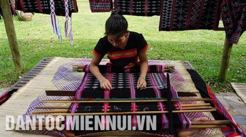 Đồng bào dân tộc đến từ Tây Nguyên trình diễn dệt thổ cẩm tại Làng Văn hóa. Ảnh: Nam Sương