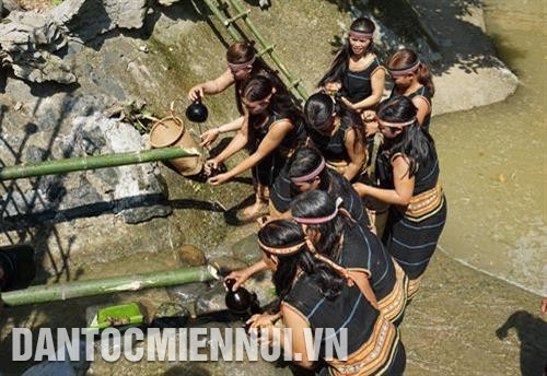 Đồng bào dân tộc Jrai tái hiện Lễ cúng bến nước. Ảnh: Nam Sương