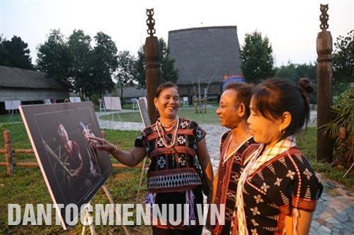 Đồng bào dân tộc hào hứng tham quan các bức ảnh về hoạt động của Ngày Văn hóa các dân tộc Việt Nam. Ảnh: Nam Sương