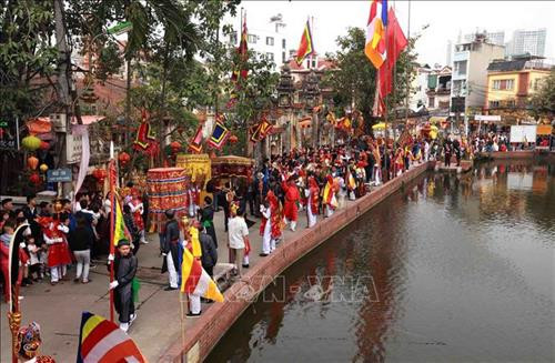 Đoàn rước đi qua trước chùa làng Triều Khúc. Ảnh: Hoàng Hùng - TTXVN Đoàn rước sang đình Sắc làm lễ. Ảnh: Hoàng Hùng - TTXVN Rước long bào nhà vua về hậu cung đình Đại. Ảnh: Hoàng Hùng - TTXVN Đoàn rước làm lễ trước chùa làng Triều Khúc. Ảnh: Hoàng Hùng - TTXVN Biểu diễn múa rồng tại hội làng. Ảnh: Hoàng Hùng - TTXVN Đoàn rước sang đình Sắc làm lễ. Ảnh: Hoàng Hùng - TTXVN Điệu múa cổ "Con đĩ đánh bồng" do các chàng trai trong làng Triều Khúc giả gái thực hiện thu hút đông đảo người xem. Ảnh: Hoàng Hùng - TTXVN Tương truyền khi xưa, Phùng Hưng sau khi đánh thắng giặc Đường thì nghỉ chân tại thành Tống Bình (làng Triều Khúc ngày nay). Ngài lệnh cho một số lính nam cải trang thành nữ múa để khích lệ tinh thần quân sĩ sau này điệu múa trở thành điệu múa có một không hai của hội làng Triều Khúc. Ảnh: Hoàng Hùng - TTXVN Đoàn rước đi qua trước chùa làng Triều Khúc. Ảnh: Hoàng Hùng - TTXVN Đoàn rước sang đình Sắc làm lễ. Ảnh: Hoàng Hùng - TTXVN Rước long bào nhà vua về hậu cung đình Đại. Ảnh: Hoàng Hùng - TTXVN Đoàn rước làm lễ trước chùa làng Triều Khúc. Ảnh: Hoàng Hùng - TTXVN Biểu diễn múa rồng tại hội làng. Ảnh: Hoàng Hùng - TTXVN Đoàn rước sang đình Sắc làm lễ. Ảnh: Hoàng Hùng - TTXVN Điệu múa cổ "Con đĩ đánh bồng" do các chàng trai trong làng Triều Khúc giả gái thực hiện thu hút đông đảo người xem. Ảnh: Hoàng Hùng - TTXVN Tương truyền khi xưa, Phùng Hưng sau khi đánh thắng giặc Đường thì nghỉ chân tại thành Tống Bình (làng Triều Khúc ngày nay). Ngài lệnh cho một số lính nam cải trang thành nữ múa để khích lệ tinh thần quân sĩ sau này điệu múa trở thành điệu múa có một không hai của hội làng Triều Khúc. Ảnh: Hoàng Hùng - TTXVN