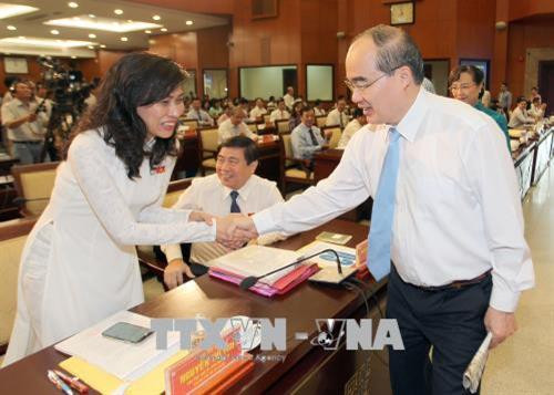 Bí thư Thành ủy Thành phố Hồ Chí Minh Nguyễn Thiện Nhân với các đại biểu tham dự cuộc họp. Ảnh: Quang Nhựt - TTXVN