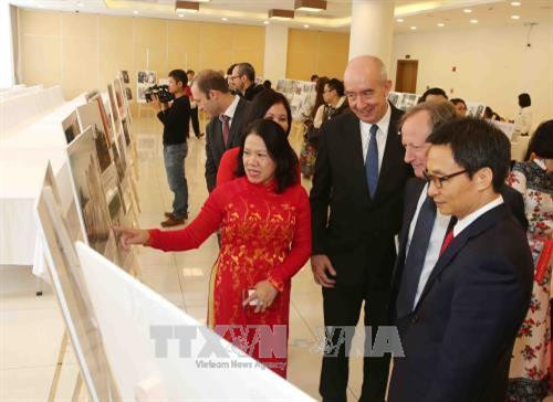 Các đại biểu tham quan trưng bày những hình ảnh tiêu biểu hoạt động của Hội Chữ thập đỏ Việt Nam. Ảnh: Quý Trung – TTXVN Các đại biểu tham quan trưng bày những hình ảnh tiêu biểu hoạt động của Hội Chữ thập đỏ Việt Nam. Ảnh: Quý Trung – TTXVN