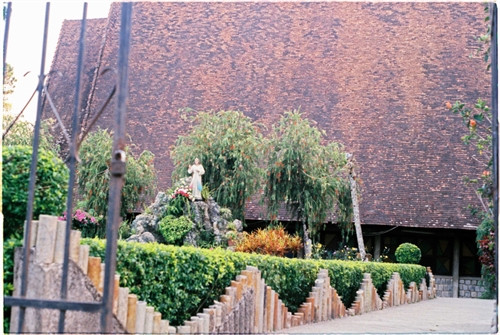 Nhà thờ Cam Ly hay còn gọi là nhà thờ Sơn Cước (đường Nguyễn Khuyến, phường 5, TP Đà Lạt) vừa cổ kính vừa mang trong mình câu chuyện riêng. Nhà thờ này đã được xây dựng và tồn tại 50 năm, trong quá trình hình thành gặp vô vàn khó khăn. Trước đây nhà thờ Cam Ly dành cho đồng bào dân tộc (chủ yếu là người K’ho) nhưng giờ mở rộng ra cho mọi người. Trước cổng nhà thờ có hình hổ và đại bàng, tượng trưng cho sức mạnh, sự bảo vệ và vươn xa. Đường dẫn vào nhà thờ tràn ngập những loài hoa nhỏ xinh. Mái công được xây bằng loại gạch màu cũ xưa theo hình nhà tháp, giống cấu trúc nhà rông của đồng bào Tây Nguyên. Khi bước vào trong nhà thờ, bạn sẽ nhận thấy tràn ngập màu sắc với hình tam giác và hình chữ nhật. Người ta quan niệm hình tam giác tượng trưng cho Yàng - đấng tối cao của đồng bào, cũng là chúa Jesus. Hình vuông là quan niệm vũ trụ, trái đất là trung tâm và mọi thứ xoay quanh Trái đất. Phần đầu của nhà thờ cũng được xây dựng trong các khung hình màu sắc, hình Cha đặt làm trung tâm. Điều đặc biệt là trong nhà thờ này, dưới bức tượng của Cha, người ta đặt một cái đầu trâu với ý nghĩa trâu là loài động vật lành tính, siêng năng và trung thành, mong con người cũng hướng về những điều đó. Hơn 60 em nhỏ đang được nuôi dạy tại đây, có em mồ côi, có em được mẹ gửi vào. Mỗi ngày các em vui chơi, học tập, chiều đến thì vào nhà thờ đọc kinh. Nhà thờ Cam Ly không được nhiều người biết đến, bởi con người ở đây cũng sống tương đối ẩn dật. Mang trong mình nét màu sắc kiến trúc riêng, những thiết kế, trưng bày đều mang ý nghĩa riêng, nhà thờ Cam Ly vừa cũ vừa mới lại vừa ấm áp tình người. Nhà thờ Cam Ly (chấm đỏ) trên bản đồ. Ảnh: Google Map.