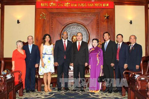 Bí thư Thành ủy Thành phố Hồ Chí Minh Nguyễn Thiện Nhân với Đại sứ Cuba Herminio Lopez Diaz cùng các đại biểu. Ảnh: Thanh Vũ - TTXVN Bí thư Thành ủy Thành phố Hồ Chí Minh Nguyễn Thiện Nhân với Đại sứ Cuba Herminio Lopez Diaz cùng các đại biểu. Ảnh: Thanh Vũ - TTXVN
