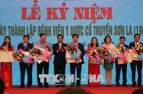 Trao Bằng khen cho các cá nhân có thành tích xuất sắc trong phong trào thi đua thực hiện nhiệm vụ công tác năm 2017. Ảnh: Diệp Anh – TTXVN