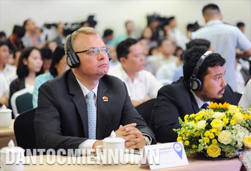 Đại biểu quốc tế tham dự hội nghị