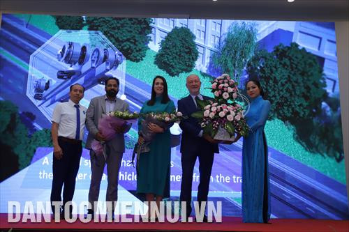 Tặng hoa cho các đại biểu. Ảnh: Phan Đức - TTXVN