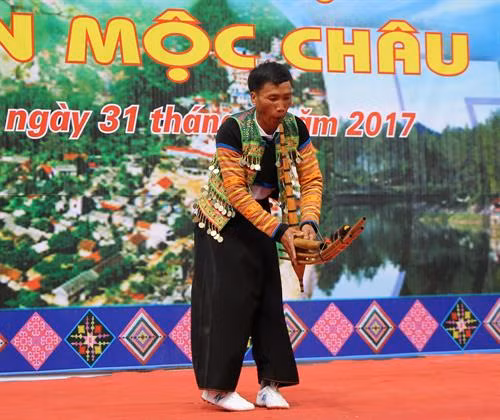 Một tiết mục biểu diễn đơn của đội thi xã Chiềng Sơn, huyện Mộc Châu, tỉnh Sơn La. Ảnh: Nguyễn Cường - TTXVN.