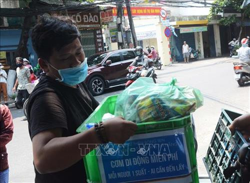 Thành viên của nhóm thiện nguyện " Quán cơm yên vui" mang những suất cơm đến phát cho người có hoàn cảnh khó khăn. Ảnh: Văn Dũng - TTXVN Thành viên của nhóm thiện nguyện " Quán cơm yên vui" mang những suất cơm đến phát cho người có hoàn cảnh khó khăn. Ảnh: Văn Dũng - TTXVN