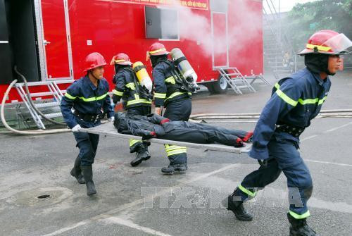 Phần thi cứu nạn, cứu hộ trong môi trường có khói, khí độc. Ảnh: Mạnh Linh – TTXVN