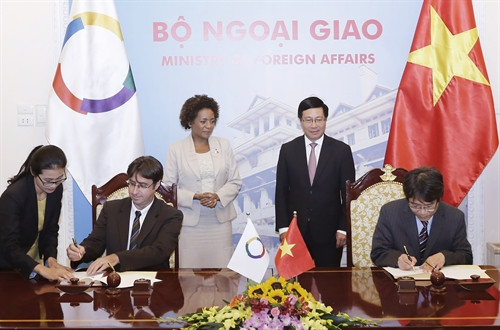 Phó Thủ tướng, Bộ trưởng Bộ Ngoại giao Phạm Bình Minh và Tổng Thư ký Tổ chức Quốc tế Pháp ngữ chứng kiến Lễ ký Thỏa thuận đối tác giữa Học viện Ngoại giao và Tổ chức quốc tế Pháp ngữ. Ảnh: An Đăng - TTXVN Phó Thủ tướng, Bộ trưởng Bộ Ngoại giao Phạm Bình Minh và Tổng Thư ký Tổ chức Quốc tế Pháp ngữ chứng kiến Lễ ký Thỏa thuận đối tác giữa Học viện Ngoại giao và Tổ chức quốc tế Pháp ngữ. Ảnh: An Đăng - TTXVN