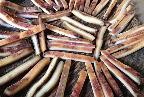 Da trâu thối (Năng min) được người Thái chế biến thành những món ăn cầu kỳ. Da để lông xong ủ bằng lá chuối kín, để 2 ngày vào mùa hè, và lâu hơn nếu mùa đông. Khi nào có mùi rữa thì lông sẽ tự rụng hết. Sau đó phơi, nấu canh bon, hoa chuối (cho thêm bột gạo nếp như món súp), nướng.