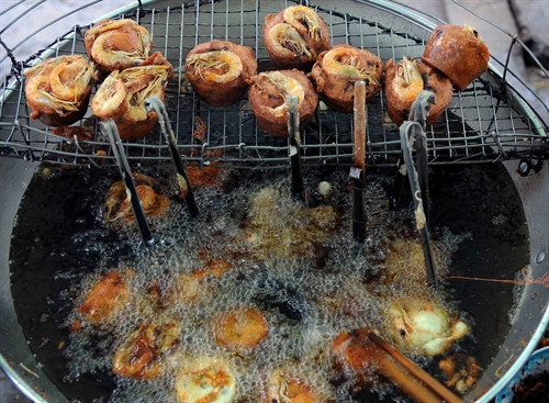 Một công đoạn chế biến bánh cóng.