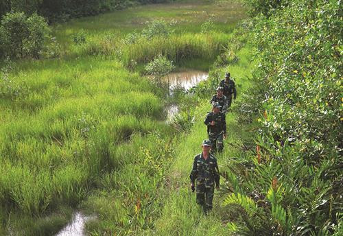 Những năm qua, bộ đội biên phòng tỉnh Kiên Giang đã không để xảy ra tranh chấp ngư trường biển, bến bãi, vi phạm chủ quyền biển, đảo. Ảnh: Lê Huy Hải Chiến sĩ đồn biên phòng Phú Mỹ tuần tra, bảo vệ biên giới quốc gia địa bàn huyện Giang Thành. Ảnh: Lê Huy Hải Bộ đội biên phòng tỉnh Kiên Giang luôn hoàn thành tốt nhiệm vụ bảo vệ vững chắc biên giới quốc gia, giữ vững an ninh chính trị, trật tự an toàn xã hội. Trong ảnh: Chiến sĩ đồn biên phòng Gành Dầu tuần tra khu vực phía bắc đảo Phú Quốc. Ảnh: Lê Huy Hải Những năm qua, bộ đội biên phòng tỉnh Kiên Giang đã không để xảy ra tranh chấp ngư trường biển, bến bãi, vi phạm chủ quyền biển, đảo. Ảnh: Lê Huy Hải Chiến sĩ đồn biên phòng Phú Mỹ tuần tra, bảo vệ biên giới quốc gia địa bàn huyện Giang Thành. Ảnh: Lê Huy Hải Bộ đội biên phòng tỉnh Kiên Giang luôn hoàn thành tốt nhiệm vụ bảo vệ vững chắc biên giới quốc gia, giữ vững an ninh chính trị, trật tự an toàn xã hội. Trong ảnh: Chiến sĩ đồn biên phòng Gành Dầu tuần tra khu vực phía bắc đảo Phú Quốc. Ảnh: Lê Huy Hải