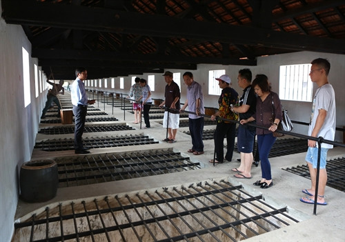 Du khách nghe giới thiệu "chuồng cọp" trong hệ thống nhà tù Côn Đảo.