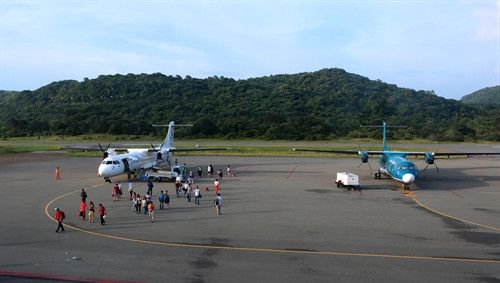 Mỗi ngày có khoảng 5 chuyến bay đưa khách ra Côn Đảo và ngược lại.
