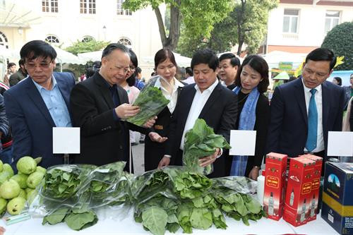 Phó Chủ tịch Thường trực Ủy ban Nhân dân thành phố Hà Nội Nguyễn Văn Sửu cùng các đại biểu thăm quan một số gian hàng trưng bày sản phẩm nông nghiệp tiêu biểu bên lề Hội nghị. Bên lề Hội nghị, Sở Nông nghiệp và Phát triển nông thôn Hà Nội tổ chức trưng bày, giới thiệu nhiều sản phẩm nông nghiệp tiêu biểu, đang được tiêu thụ phổ biến ở Hà Nội.