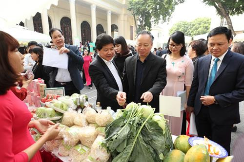 Phó Chủ tịch Thường trực Ủy ban Nhân dân thành phố Hà Nội Nguyễn Văn Sửu cùng các đại biểu thăm quan một số gian hàng trưng bày sản phẩm nông nghiệp tiêu biểu bên lề Hội nghị. Bên lề Hội nghị, Sở Nông nghiệp và Phát triển nông thôn Hà Nội tổ chức trưng bày, giới thiệu nhiều sản phẩm nông nghiệp tiêu biểu, đang được tiêu thụ phổ biến ở Hà Nội.