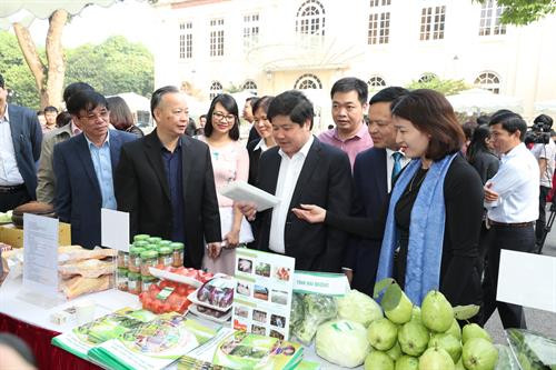 Phó Chủ tịch Thường trực Ủy ban Nhân dân thành phố Hà Nội Nguyễn Văn Sửu cùng các đại biểu thăm quan một số gian hàng trưng bày sản phẩm nông nghiệp tiêu biểu bên lề Hội nghị. Bên lề Hội nghị, Sở Nông nghiệp và Phát triển nông thôn Hà Nội tổ chức trưng bày, giới thiệu nhiều sản phẩm nông nghiệp tiêu biểu, đang được tiêu thụ phổ biến ở Hà Nội.