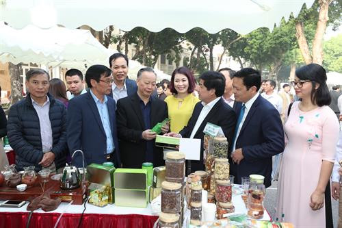 Phó Chủ tịch Thường trực Ủy ban Nhân dân thành phố Hà Nội Nguyễn Văn Sửu cùng các đại biểu thăm quan một số gian hàng trưng bày sản phẩm nông nghiệp tiêu biểu bên lề Hội nghị. Bên lề Hội nghị, Sở Nông nghiệp và Phát triển nông thôn Hà Nội tổ chức trưng bày, giới thiệu nhiều sản phẩm nông nghiệp tiêu biểu, đang được tiêu thụ phổ biến ở Hà Nội.