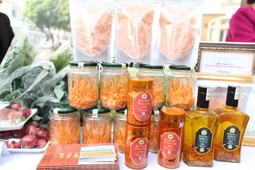 Phó Chủ tịch Thường trực Ủy ban Nhân dân thành phố Hà Nội Nguyễn Văn Sửu cùng các đại biểu thăm quan một số gian hàng trưng bày sản phẩm nông nghiệp tiêu biểu bên lề Hội nghị. Bên lề Hội nghị, Sở Nông nghiệp và Phát triển nông thôn Hà Nội tổ chức trưng bày, giới thiệu nhiều sản phẩm nông nghiệp tiêu biểu, đang được tiêu thụ phổ biến ở Hà Nội.