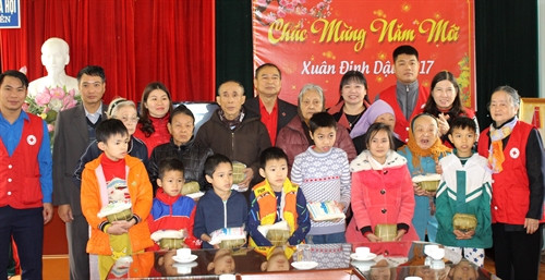 Chương trình trao tặng bánh chưng cho trẻ em mồ côi và người già neo đơn tại Trung tâm Bảo trợ xã hội tỉnh Thái Nguyên. Ảnh: Thu Hằng - TTXVN Chương trình trao tặng bánh chưng cho trẻ em mồ côi và người già neo đơn tại Trung tâm Bảo trợ xã hội tỉnh Thái Nguyên. Ảnh: Thu Hằng - TTXVN