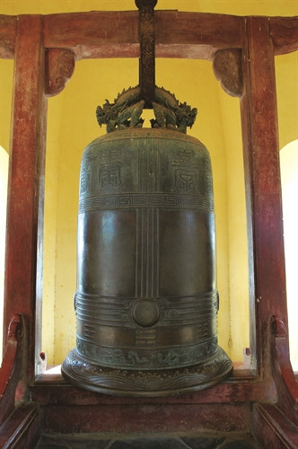 Năm 1710, dưới thời Chúa Nguyễn Phúc Chu (1691 - 1725), nhà chùa cho đúc một quả chuông lớn, nặng trên hai tấn, gọi là Đại Hồng Chung